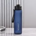Blaue matte Kunststoff Sport Trinkwasserflasche mit Deckel und Trageriemen 750ml. - 750 ml Einzelbecher / Dunkelblau
