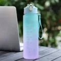 Bottiglia d'acqua sportiva in plastica sfumata con indicatore temporale fitness. - 750ml / Verde chiaro