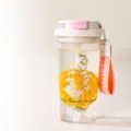 Borraccia in plastica portatile da 580 ml con design di mughetto e comodo doppio coperchio. - Mughetto cremisi, 580 ml (modello PC)