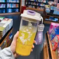 Tragbare klare Kunststoff-Wasserflasche mit Strohhalm und lila Band für Studenten - Maiglöckchen Violett