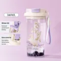 Bottiglia d'acqua in plastica da 580ml con doppio design di beccuccio e cordino. - Mughetto viola prato, 580 ml (modello PC)