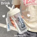 Tragbarer transparenter Kunststoff-Strohhalm-Wasserbecher mit Riemen fuer den Sommer. - Weiße Dufttee-Tasse