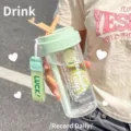 Tragbare Plastik Wasserflasche mit Strohhalm und Gurt für den Alltag im Sommer. - Grüne Blütenteetassen