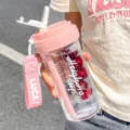 Rosa tragbare Plastik-Strohhalm-Wasserflasche, niedlicher doppelter Getränke-Reisebecher - Rosa Dufttee-Tasse