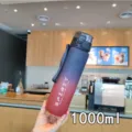 Draagbare 1000 ml matglazen sportwaterfles met blauw-rood verloop en zwarte dop met riem - 500ml / Rood Gradiënt