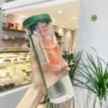 Borraccia in plastica portatile con paglia e infusore di frutta per uso quotidiano. - Tazza infusore 1ª gen. verde - 700 ml