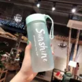 Gourde en plastique vert givré minimaliste avec sangle de transport et imprimé - 600ml / Vert Mat
