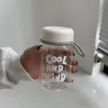 Gourde en plastique transparent minimaliste avec imprimé COOL AND KIND - Petit Couvercle Rond - Design Lettres / Blanc Crème 400ml