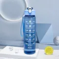 Gran botella de agua deportiva azul de 2000 ml con marcas de tiempo motivadoras y correa - 245 Azul transparente