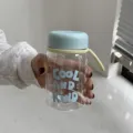 Bouteille d'eau en plastique transparent avec couvercle bleu et motif - Petit Couvercle Rond - Design Lettres / Bleu Ciel 400ml