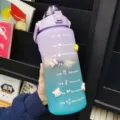 Grande capacita bottiglia d'acqua in plastica sfumata con indicatore di tempo per sport. - Viola sfumato - 2000 ml