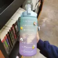 Bottiglia d'acqua in plastica di grande capacità sfumata con indicatore di tempo e adesivi carini. - Verde sfumato - 2000 ml