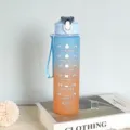 Borraccia in plastica con indicatore di tempo e tracolla per lo sport e l'idratazione quotidiana - 750ml / Blu