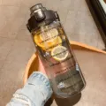 Grosse Sport Trinkwasserflasche mit Strohhalm, tragbarem Griff und Zeitmarkierungen Fitness. - 2000ml / Schwarz