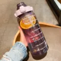 Große Sport-Wasserflasche mit Strohhalm in Lila, tragbarer Plastikbecher für Fitness und Training. - 2000ml / Lila