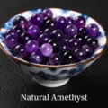 Perle di ametista viola naturali senza fori in una ciotola di porcellana blu e bianca - 8mm / Perlina in Ametista Naturale senza Foro