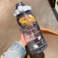 Grosse Kapazitaet Sport Trinkflasche mit Strohhalm Zeitmarke tragbare Plastikflasche - 2000ml / Hellblau