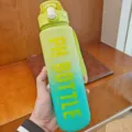 Matte gelb-grüne Gradienten-Sportwasserflasche mit integriertem Strohhalm und Tragegriff - 1000ml / Gelb