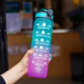 Botella de agua degradada con marcador de tiempo, botella deportiva de plástico grande para gimnasio. - Tapa verde