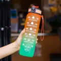 Botella de agua deportiva de fitness degradada con marcador de tiempo y correa para uso diario. - Tapa naranja