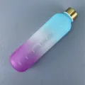 Gradient matte Kunststoff-Wasserflasche mit Edelstahldeckel und Zeitmarkierungen für Sport. - 1000 ml (Zeitskala) / Verlauf Blau