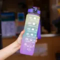 Botella de agua motivacional degradada con marcador de tiempo, gran taza deportiva de. - Tapa morada
