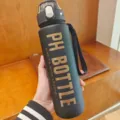 Borraccia sportiva in plastica nera opaca con scritta dorata e cinturino portatile - 1000ml / Nero