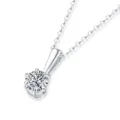 Primo piano di un ciondolo in moissanite con classica montatura a sei griffe in argento - P9532 Collana in moissanite da 0,5 carati / Argento