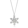 Gedetailleerde weergave van een zilveren sneeuwvlok hanger met fonkelende steentjes - Ketting / Zilveren Sneeuwvlok Ketting