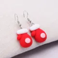 Vue détaillée de boucles d'oreilles moufles de Noël rouges avec détails en résine. - Forme de Gant (BL-SDJ-278) / Rouge