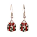 Gedetailleerde weergave van kerstcadeau-oorbellen met rood en groen emaille-ontwerp - Geblokte Cadeau Doos Stijl (BL-SDJ-35) / Kerstcadeau Doos 2