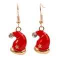 Detailweergave van de feestelijke rode emaille kerstmuts oorbellen met gouden accenten - Rode Kerstmuts Stijl (BL-SDJ-35) / Kerstmuts