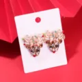 Detailansicht festlicher Rentier-Ohrstecker mit funkelnden Kristallen und bunten Akzenten. - Strass-Hirschkopf