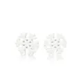 Detail van elegante witte emaille sneeuwvlok oorknopjes voor het mooie kerstseizoen - Sneeuwwas Grijs