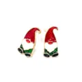Gedetailleerde opname van de feestelijke kerstkabouter oorknopjes met emaille finish. - Kerstman