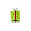 Detailopname van een groene kerstcadeau-broche met rode stippen en een zilveren strikversiering - Groene Geschenkdoos