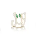 Gedetailleerde opname van een feestelijke JOY-kerstspeld met groene strik en parel - Goud JOY / Decoratie met imitatieparels
