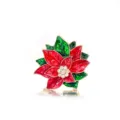 Detailopname van een feestelijke kerstster-broche met rood emaille en schitterende kristallen - Bloemvorm