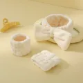 Conjunto de diadema de felpa suave y muñequeras absorbentes en beige, ideal para la limpieza facial. - Blanco Roto