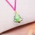 Nahaufnahme einer süßen Weihnachtsbaum-Schüttelhalskette mit Glitzer und rosa Gliederkette. - Weihnachtsbaum Treibsand Anhänger (Rosa Kette)