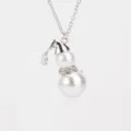 Gros plan sur un collier bonhomme de neige mignon avec deux perles et strass brillants - Argent