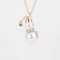 Gros plan d'un joli collier pendentif bonhomme de neige de Noël avec perles et strass - Or
