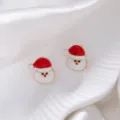 Detailoverzicht van feestelijke Kerstman oorknopjes met rood en wit emaille lak - Kerstman met Kerstboom
