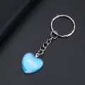 Detail van hartvormige blauwe edelsteen sleutelhanger met MOM Love You gravure voor cadeau - Blauw Verloop MOM Stijl (YSK-1)