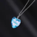 Gedetailleerd vooraanzicht van een hartvormige hanger met MOM-tekst en blauwe bloemen - Blauw MOM