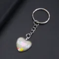 Detailopname van een hartvormige sleutelhanger met de tekst MOM en We Love You - Blauwe MOM Hart Stijl (YSL-4)