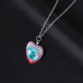 Detailweergave van een zilveren hartketting met 'LOVE YOU' en koppel silhouet - Kleurrijke Paar Stijl (3)