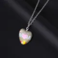 Macrodetail van hartvormige Moederdagketting met het ontwerp van We Love You MOM - MOM Vogel Stijl (4)