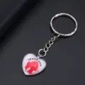 Detail van een hartvormige sleutelhanger met rood silhouet en de tekst thank you. - Rode Silhouet Thank You Stijl (YSL-8)