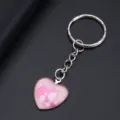 Detail van een hartvormige sleutelhanger met Love you tekst en moeder-kind silhouet - Roze Silhouet Love You Stijl (YSL-10)